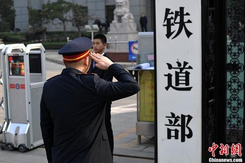 人群聚集原鐵道部門前拍照留念 隊伍長達20米