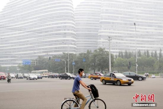 6月23日,端午小長假后的第一個工作日,北京遭遇霧霾圍城,全市大部分地區(qū)處于重度污染水平。 中新社發(fā) 李慧思 攝